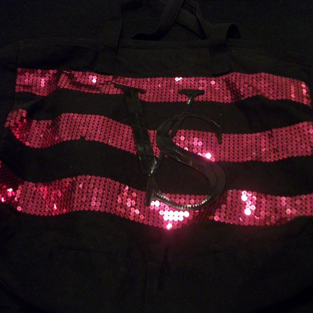 VICTORIAS SECRET SEQUIsNED LG OVERNIGHT BAG